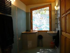 a bathroom with a window and a sink in it at Freistehendes Ferienhaus in Döbrököz mit Garten, Terrasse und Grill in Döbrököz