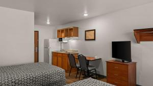 Телевизия и/или развлекателен център в WoodSpring Suites Evansville