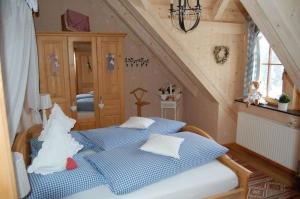 Un pat sau paturi într-o cameră la Liebevoll eingerichtete Ferienwohnung auf der zweiten Etage mit Balkon