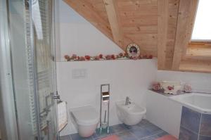 a bathroom with a toilet and a sink at Liebevoll eingerichtete Ferienwohnung auf der zweiten Etage mit Balkon in Schönwald