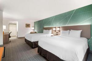 Postel nebo postele na pokoji v ubytování Comfort Inn & Suites Lake George