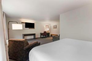 Postel nebo postele na pokoji v ubytování Comfort Inn & Suites Lake George
