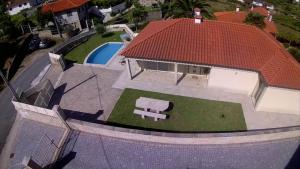 una vista aérea de una casa con piscina y techo en Casa Silva Do Minho, en Arcos de Valdevez
