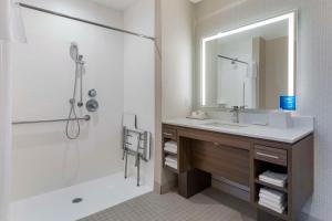 Home2 Suites By Hilton Redlands的一间浴室