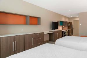 Home2 Suites By Hilton Redlands客房内的一张或多张床位