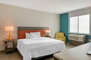 Home2 Suites By Hilton Redlands客房内的一张或多张床位