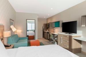Home2 Suites By Hilton Redlands的电视和/或娱乐中心