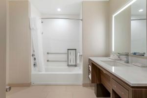雷德兰兹Home2 Suites By Hilton Redlands的带白色浴缸和水槽的浴室 更多37张照片