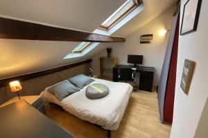 una camera con letto e scrivania di Amazing duplex in Paris a Parigi