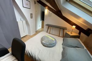 een kamer met 2 bedden op een zolder bij Amazing duplex in Paris in Parijs