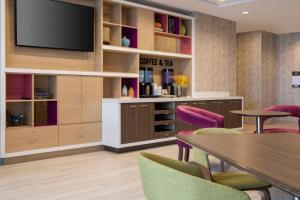 Home2 Suites By Hilton Clovis的电视和/或娱乐中心