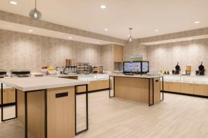 Home2 Suites By Hilton Clovis的厨房或小厨房