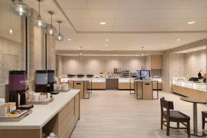 克洛维斯Home2 Suites By Hilton Clovis的自助餐厅内带桌椅的大厨房 更多27张照片
