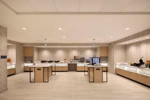 Home2 Suites By Hilton Clovis的电视和/或娱乐中心