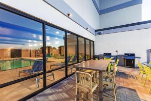 Bazén v ubytování Home2 Suites By Hilton Weatherford nebo v jeho okolí