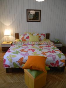 1 dormitorio con 1 cama con un edredón colorido en Apartments Gabriel, en Nin