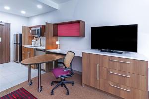 TV a/nebo společenská místnost v ubytování Home2 Suites By Hilton Weatherford