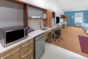 TV a/nebo společenská místnost v ubytování Home2 Suites By Hilton Weatherford