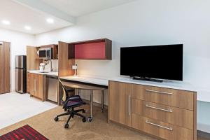 TV a/nebo společenská místnost v ubytování Home2 Suites By Hilton Weatherford