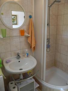 łazienka z umywalką, prysznicem i lustrem w obiekcie Apartments Gabriel w Nin +37 zdjęć