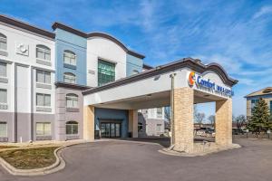 eine Darstellung der Vorderseite eines Hotels in der Unterkunft Comfort Inn & Suites Madison East Interstate I-90 in Madison