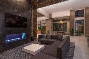 un soggiorno con divano e TV di Embassy Suites By Hilton Asheville Downtown ad Asheville