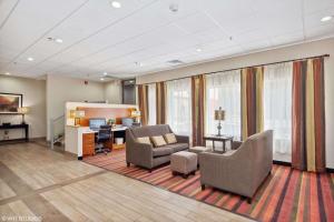 un soggiorno con divano, sedie e scrivania di Quality Inn & Suites Morgantown - University Area a Morgantown