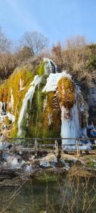 einem Wasserfall an der Seite eines Hügels mit Wasser in der Unterkunft Ferienwohnung für 4 Personen ca 80 m in Niederehe, Rheinland-Pfalz Naturpark Vulkaneifel in Niederehe