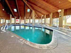 a large swimming pool in a large building at Quality Inn & Suites Willows in Willows