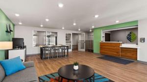 Kuchyň nebo kuchyňský kout v ubytování WoodSpring Suites Greeley