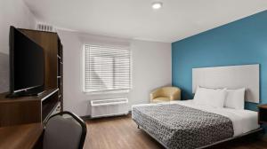 Postel nebo postele na pokoji v ubytování WoodSpring Suites Greeley
