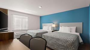 Postel nebo postele na pokoji v ubytování WoodSpring Suites Greeley