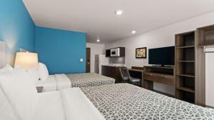 TV a/nebo společenská místnost v ubytování WoodSpring Suites Greeley