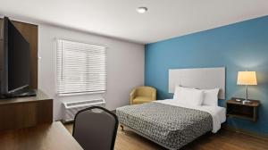 Postel nebo postele na pokoji v ubytování WoodSpring Suites Greeley