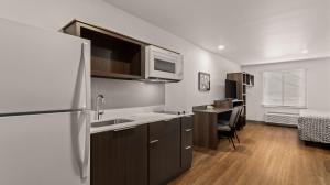 Kuchyň nebo kuchyňský kout v ubytování WoodSpring Suites Greeley