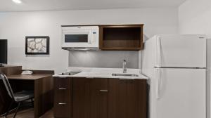 Kuchyň nebo kuchyňský kout v ubytování WoodSpring Suites Greeley