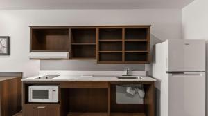 Kuchyň nebo kuchyňský kout v ubytování WoodSpring Suites Greeley
