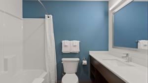 Koupelna v ubytování WoodSpring Suites Greeley