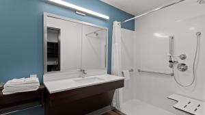 Koupelna v ubytování WoodSpring Suites Greeley