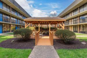 um gazebo de madeira em frente a um edifício em Suburban Studios Tysons Corner em Vienna