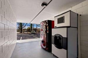 een gebouw met twee automaten op een parkeerplaats bij Econo Lodge in Clemson