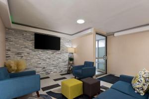 TV a/nebo společenská místnost v ubytování Econo Lodge