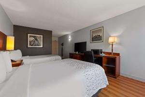 Postel nebo postele na pokoji v ubytování Econo Lodge