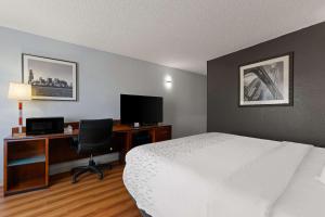 TV a/nebo společenská místnost v ubytování Econo Lodge