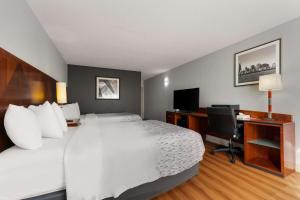 Postel nebo postele na pokoji v ubytování Econo Lodge