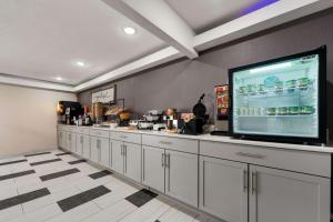 una cucina con bancone e grande TV a schermo piatto di Econo Lodge a Rockford