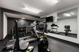 Fitness centrum a/nebo fitness zařízení v ubytování Econo Lodge