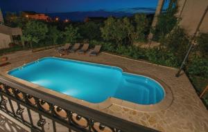 una piscina en la parte superior de un balcón en Strandnahes, ruhig gelegenes Ferienhaus mit eigenem Pool auf der Insel Murter, en Murter