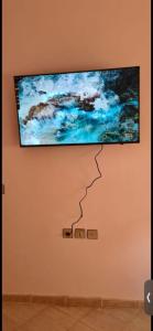 En tv och/eller ett underhållningssystem på Appartement Bni Bouayach