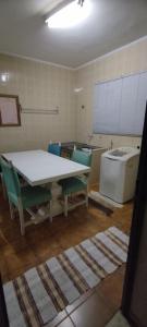 Pokój ze stołem, krzesłami i umywalką w obiekcie Suíte luxo com sacada mobiliada Q2 w mieście Campinas